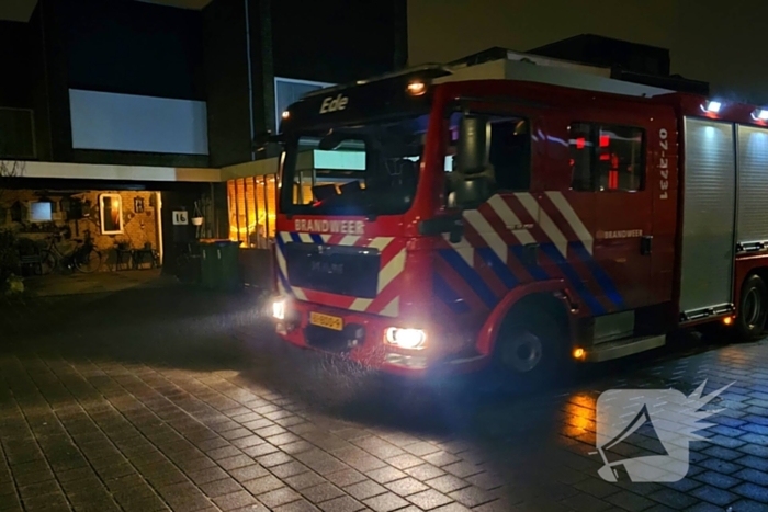 Brandweer ventileert woning na brand