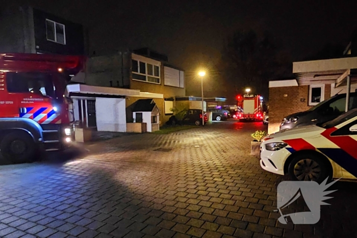 Brandweer ventileert woning na brand