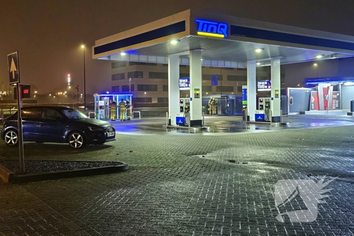 Brandweer doet onderzoek naar gaslucht bij tankstation