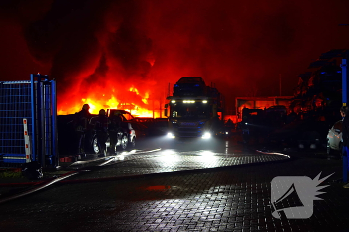 Brandweer blust brand bij autodemontage bedrijf