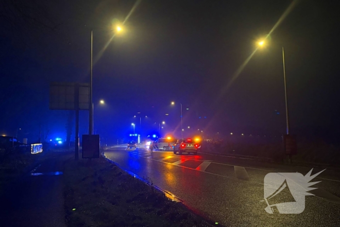 Auto vliegt uit de bocht en belandt op zijkant