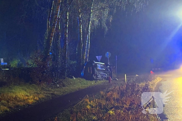 Auto vliegt uit de bocht en belandt op zijkant