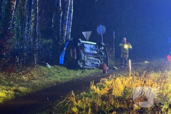 Auto vliegt uit de bocht en belandt op zijkant