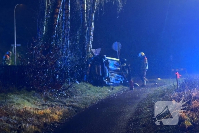 Auto vliegt uit de bocht en belandt op zijkant