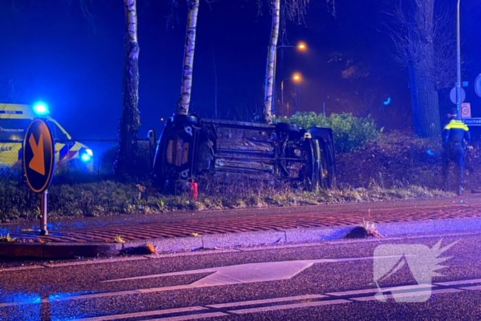 Auto vliegt uit de bocht en belandt op zijkant