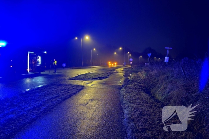 Auto vliegt uit de bocht en belandt op zijkant