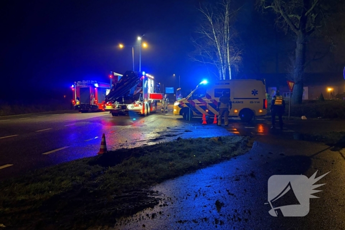 Auto vliegt uit de bocht en belandt op zijkant