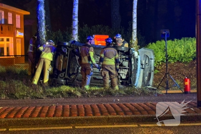 Auto vliegt uit de bocht en belandt op zijkant