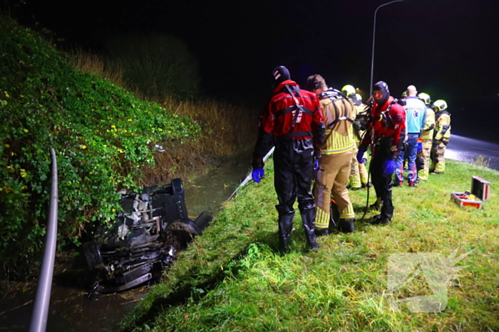 Voertuig op de kop in sloot, bestuurder spoorloos