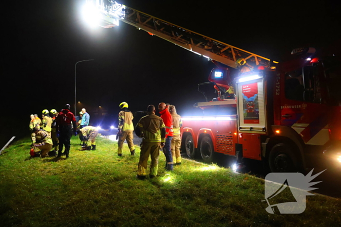 Voertuig op de kop in sloot, bestuurder spoorloos