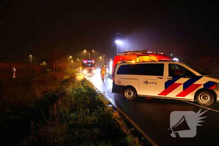 Voertuig op de kop in sloot, bestuurder spoorloos