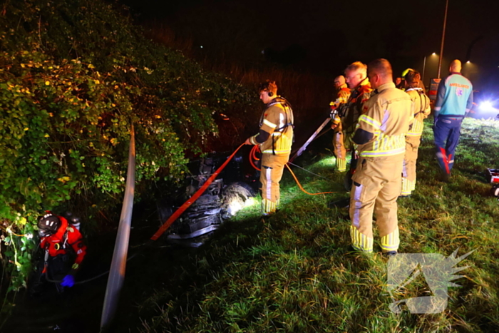 Voertuig op de kop in sloot, bestuurder spoorloos