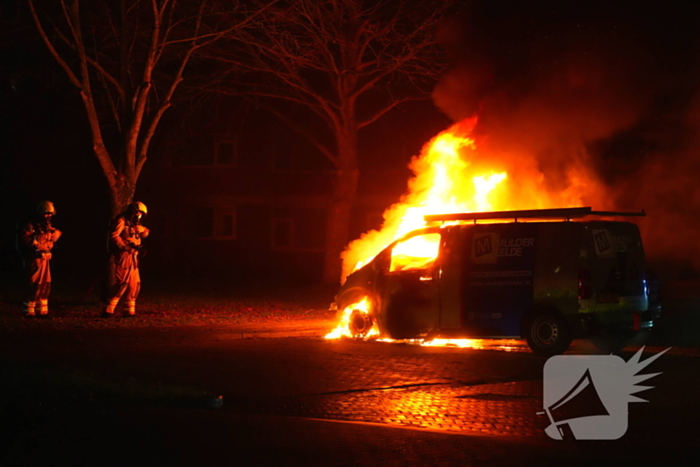 Twee voertuigen verloren bij fikse brand