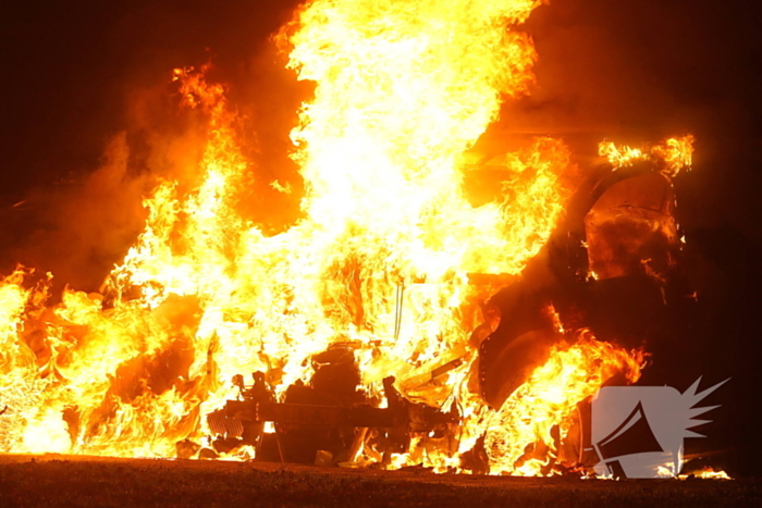 Twee voertuigen verloren bij fikse brand