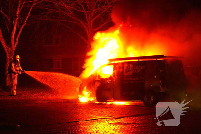 Twee voertuigen verloren bij fikse brand