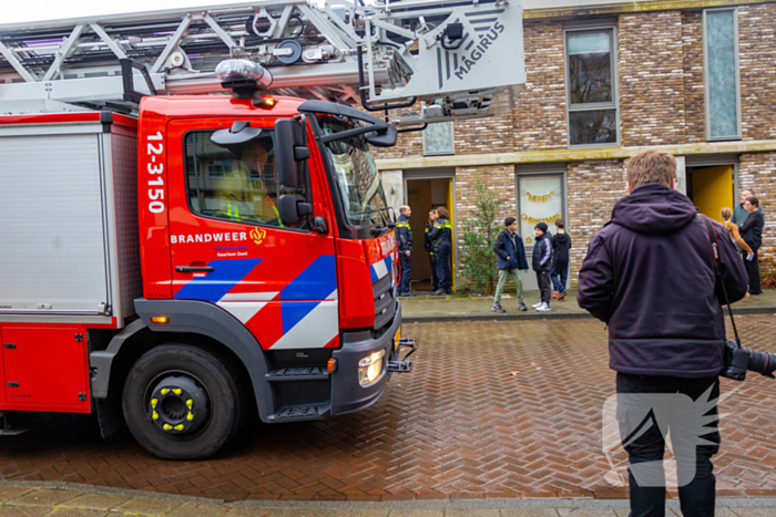 Bewoner gewond naar ziekenhuis na woningbrand