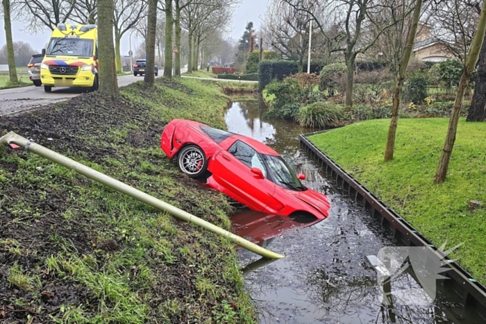 Sportwagen botst tegen boom en belandt in sloot