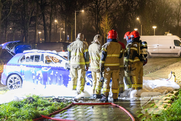 Geparkeerde personenauto vliegt in brand