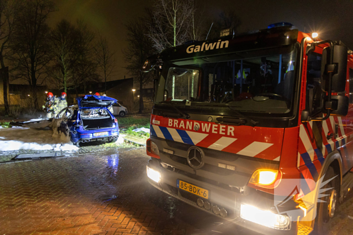 Geparkeerde personenauto vliegt in brand