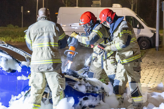 Geparkeerde personenauto vliegt in brand