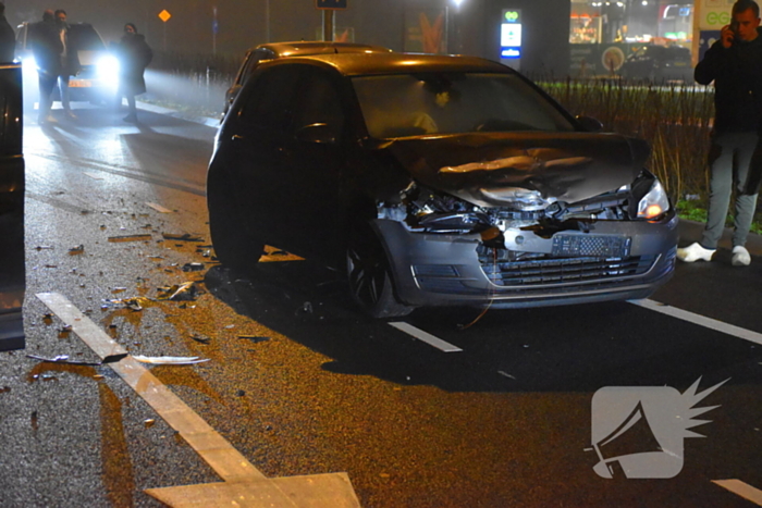 Twee voertuigen botsen op elkaar bij verkeerslichten