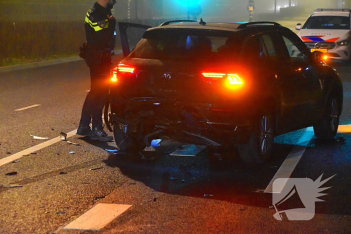 Twee voertuigen botsen op elkaar bij verkeerslichten