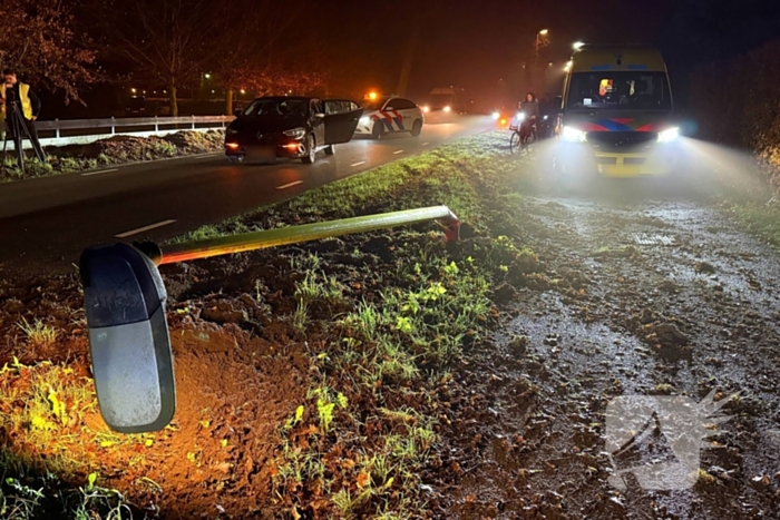 Auto botst tegen lantaarnpaal en belandt tegen boom