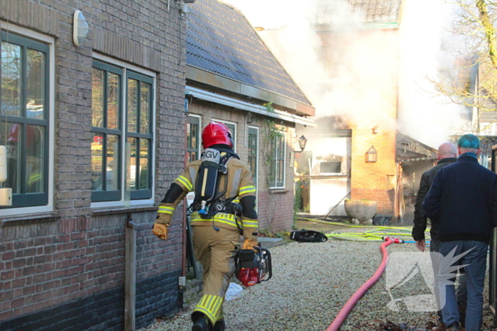 Forse rookwolken bij schuurbrand, brandweer schaalt op