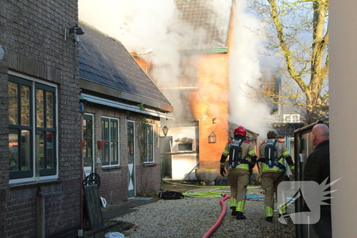 Forse rookwolken bij schuurbrand, brandweer schaalt op