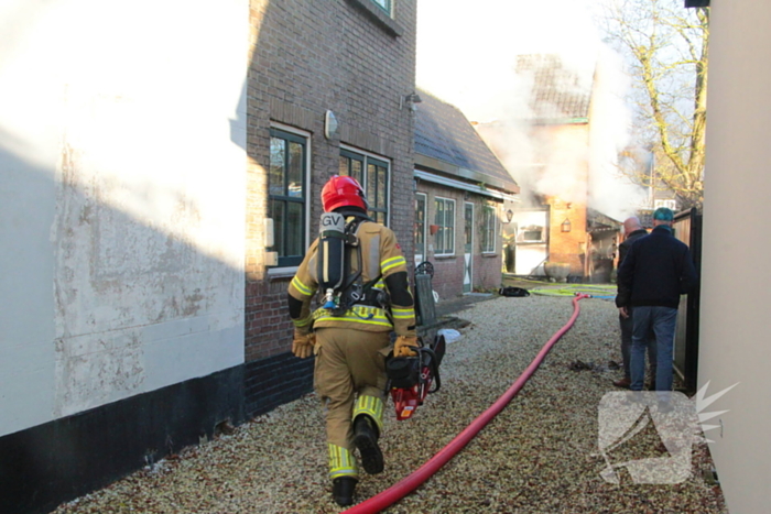 Forse rookwolken bij schuurbrand, brandweer schaalt op