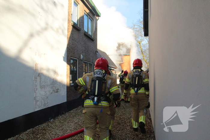 Forse rookwolken bij schuurbrand, brandweer schaalt op