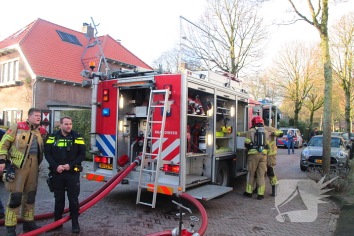 Forse rookwolken bij schuurbrand, brandweer schaalt op