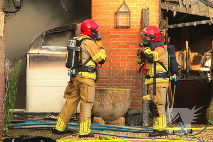 Forse rookwolken bij schuurbrand, brandweer schaalt op