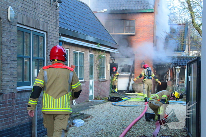 Forse rookwolken bij schuurbrand, brandweer schaalt op