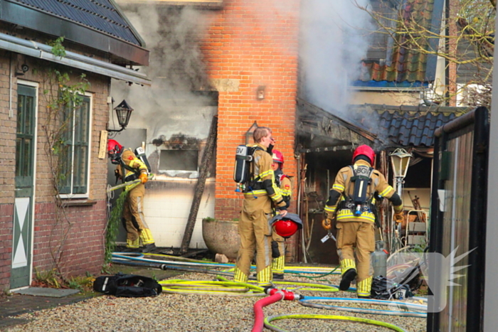 Forse rookwolken bij schuurbrand, brandweer schaalt op