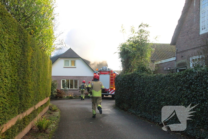 Forse rookwolken bij schuurbrand, brandweer schaalt op