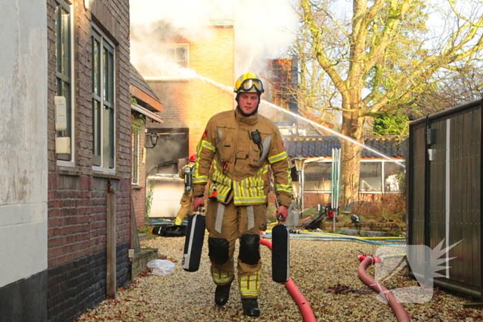 Forse rookwolken bij schuurbrand, brandweer schaalt op