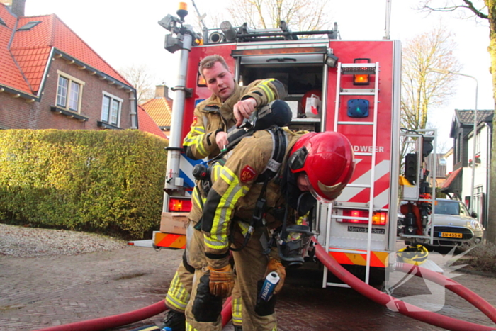 Forse rookwolken bij schuurbrand, brandweer schaalt op