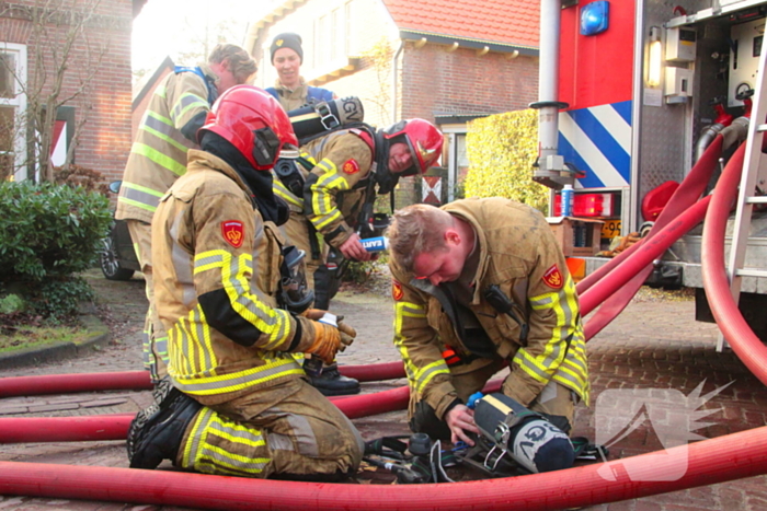 Forse rookwolken bij schuurbrand, brandweer schaalt op