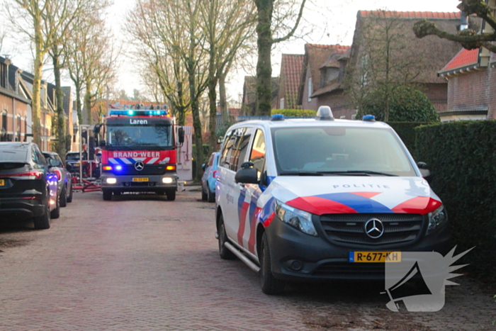 Forse rookwolken bij schuurbrand, brandweer schaalt op