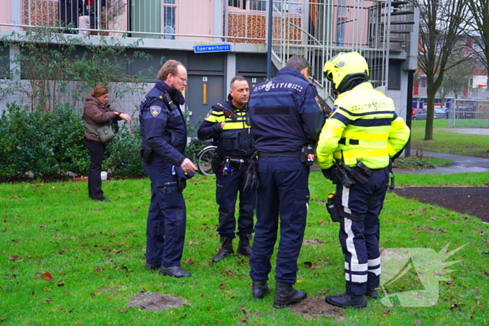 Bewoner reageert geschrokken na brand onder trap van flat