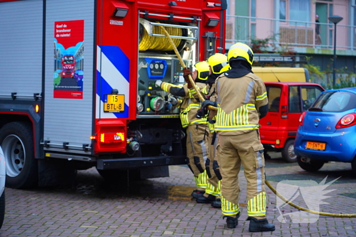 Bewoner reageert geschrokken na brand onder trap van flat