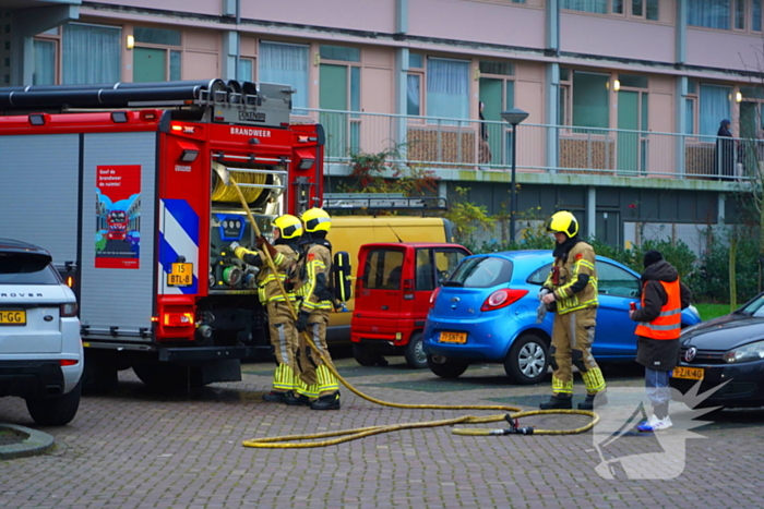 Bewoner reageert geschrokken na brand onder trap van flat