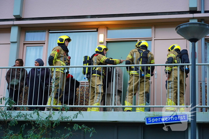 Bewoner reageert geschrokken na brand onder trap van flat