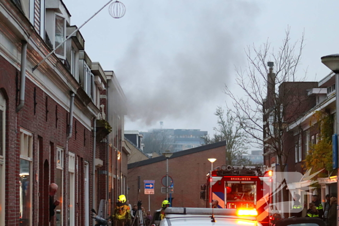 Rookt trekt door straat door keukenbrand