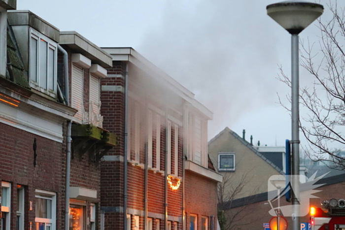 Rookt trekt door straat door keukenbrand