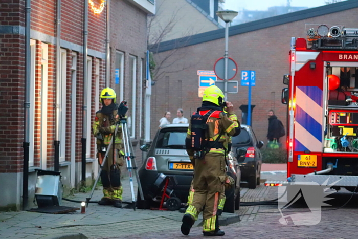 Rookt trekt door straat door keukenbrand