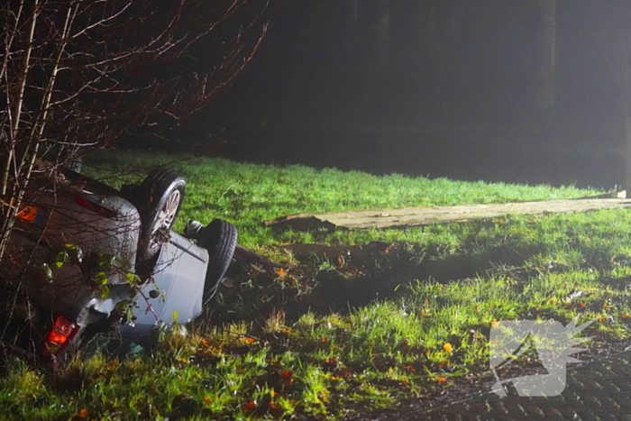 Auto raakt van de weg en belandt op de kop in de sloot