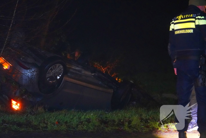 Auto raakt van de weg en belandt op de kop in de sloot