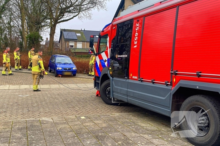 Auto rijdt meters achteruit bosschages in